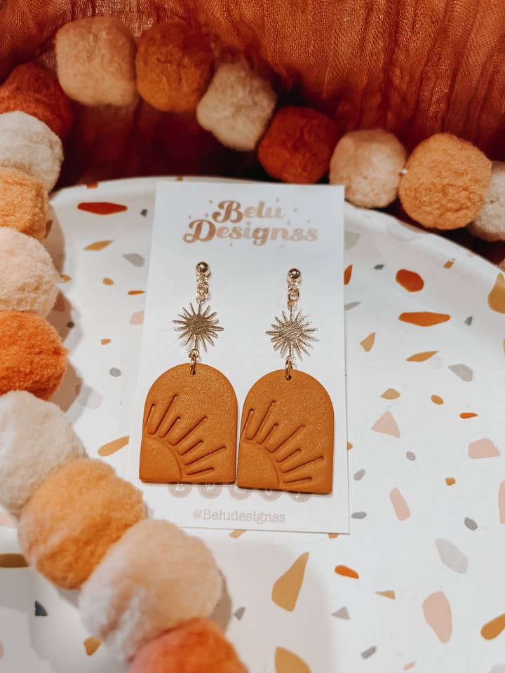 Bright sun polymer caly örhängen för wholesale av Belu Designss