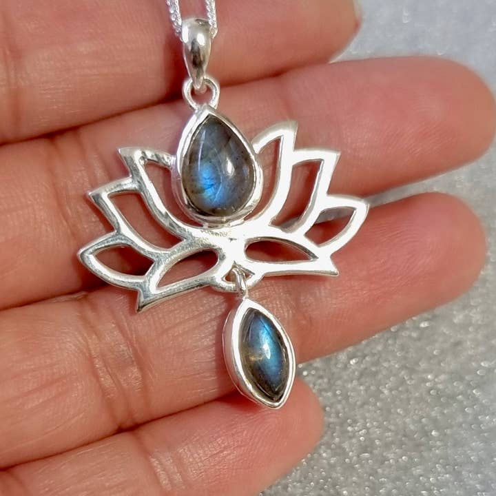 Labradorit Lotusblomst Vedhæng | 925 Sterlingsølv, P6LAB for engroshandel hos Mistry Gems