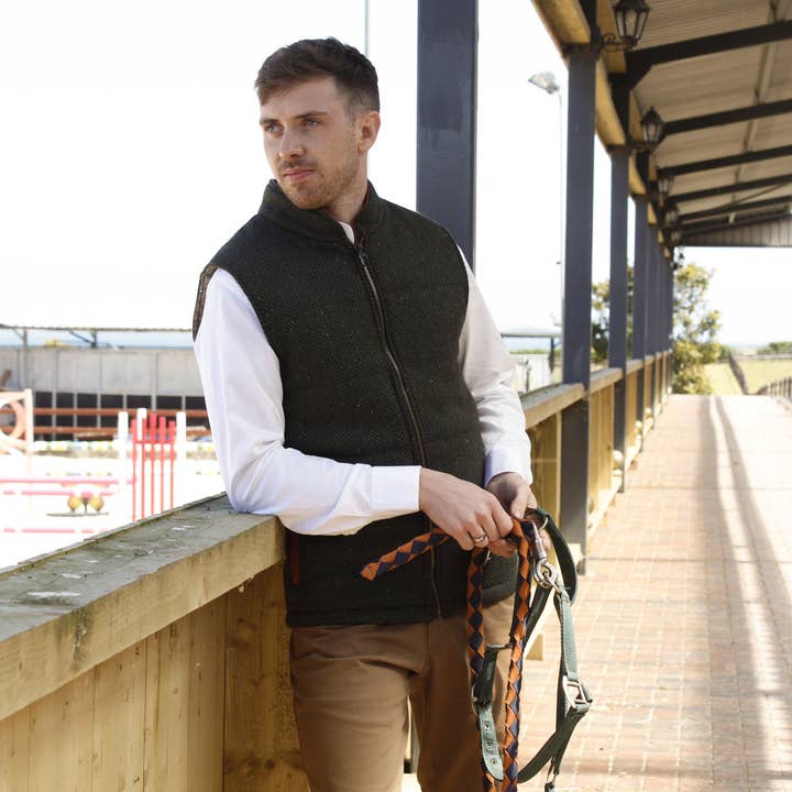 Groene Haringbone Bodywarmer & Gilet Met Leren Afwerkingen voor wholesale door Celtic Tweed