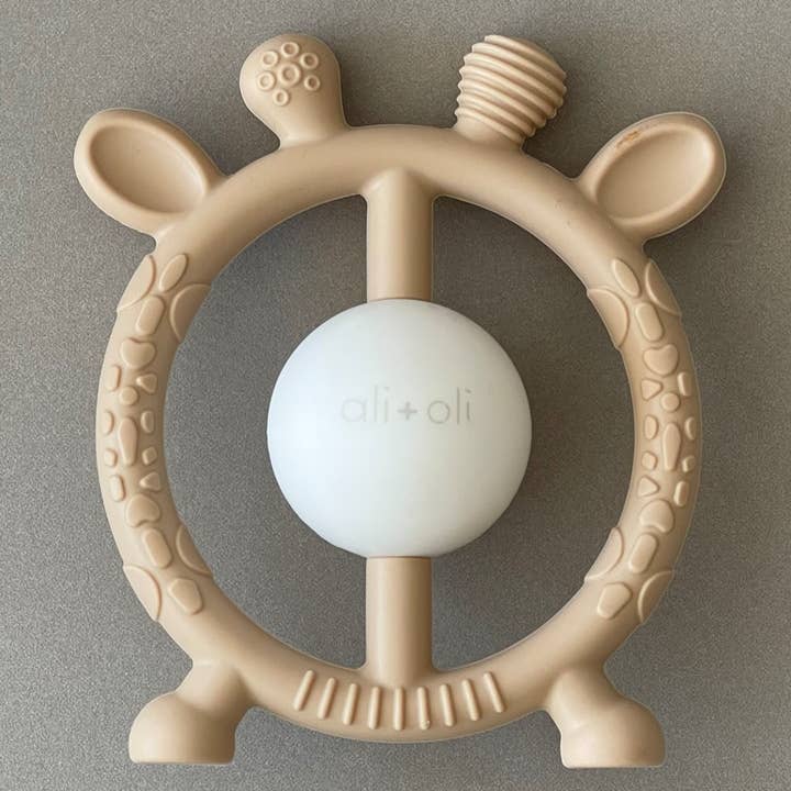 Ali+Oli – Mordedor - Bebé por atacado – Brinquedo de silicone de qualidade alimentar Giraffe Teether & Rattle (Taupe)3