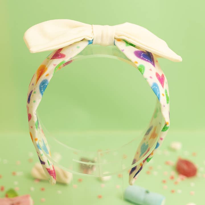 Bandeau en crêpe à motif de cœurs en jasmin pour la vente par Elaa