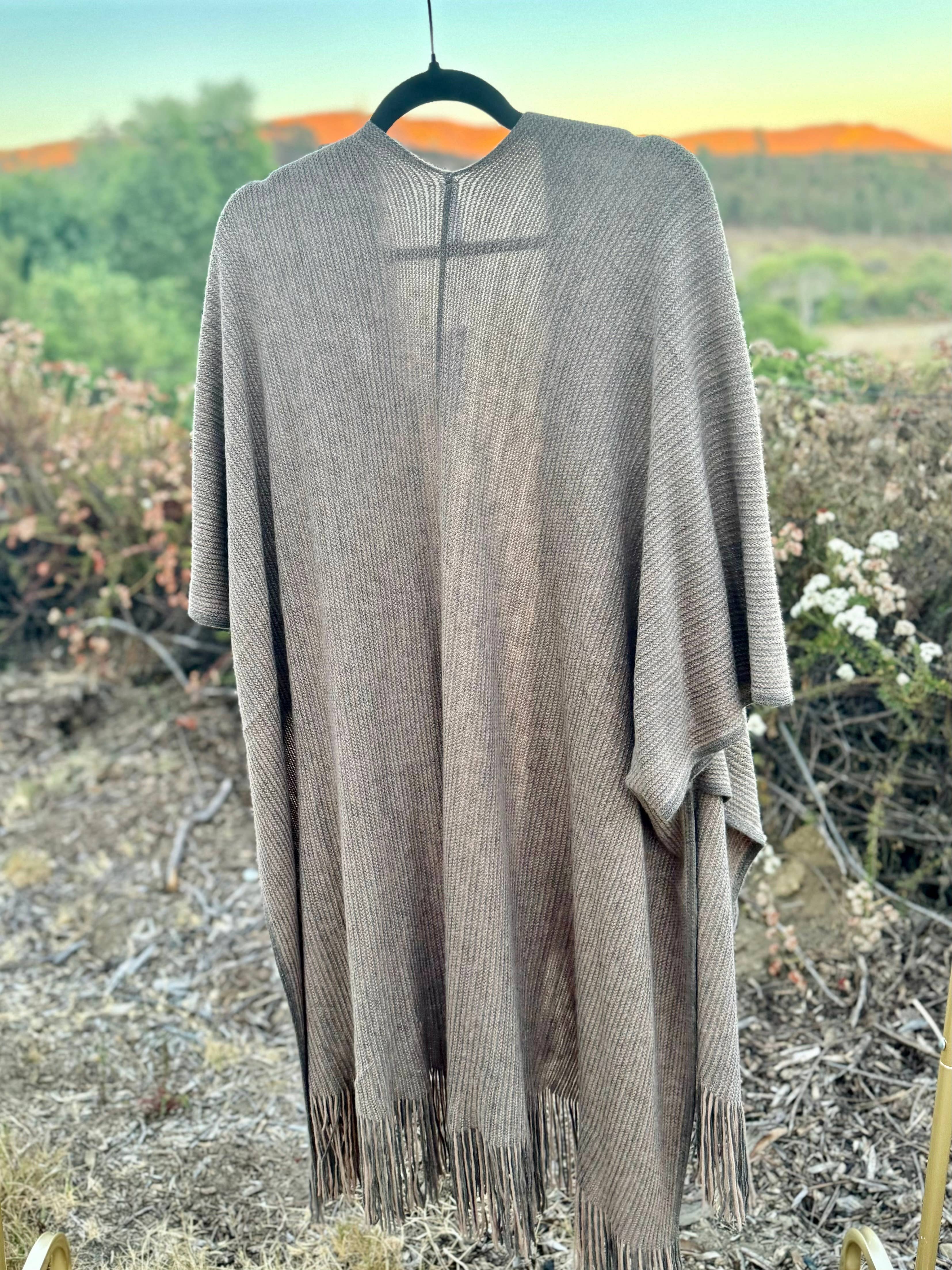 Justin & Taylor – wholesale Kofta - Dam – Harlow cardigan | Kimono-cardigan med fickor och fransad nederkant57