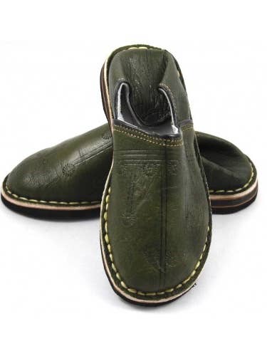 Pantoufles en cuir berbère kaki - Authentic Comfort pour la vente par Bohemia Wholesale