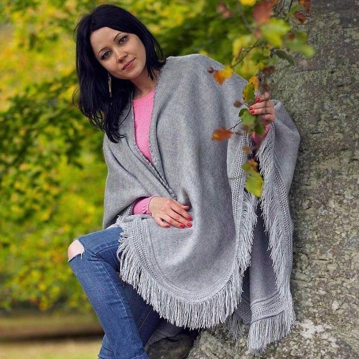 Cape-wrap i ensfarvet alpaca poncho for engroshandel hos Choice Alpaca Products