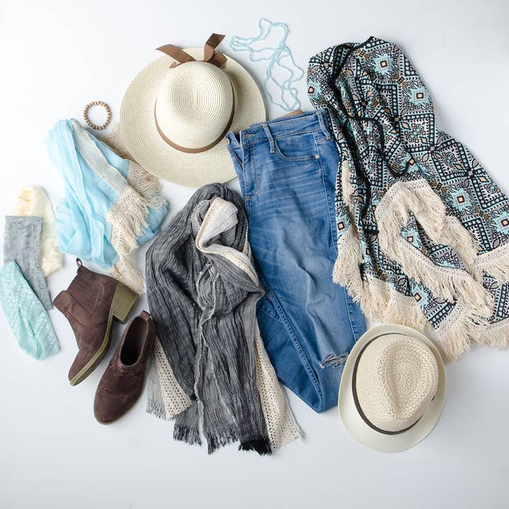 Chloe & Lex - Wholesale Poncho - Women's - Summer Fringed Poncho – Geometric Print Fringy Edge
3