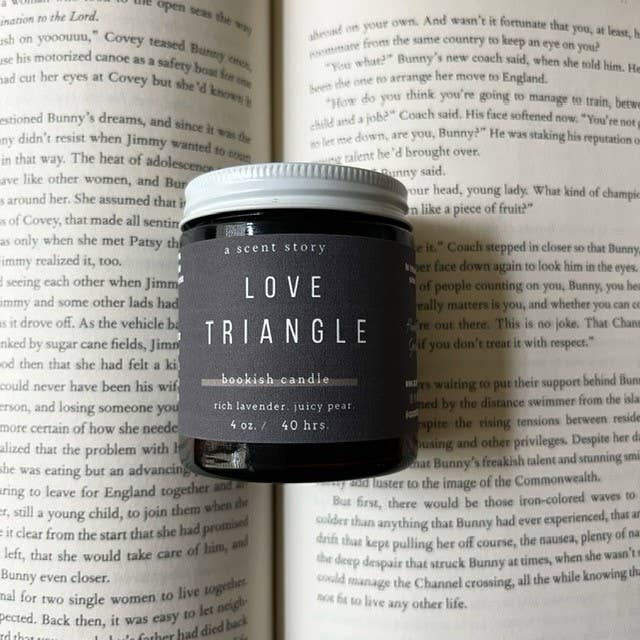 A Scent Story Candle Co – wholesale Burkljus – Kärlekstriangel | Bokljus, Lavendel + Päron, 4 oz