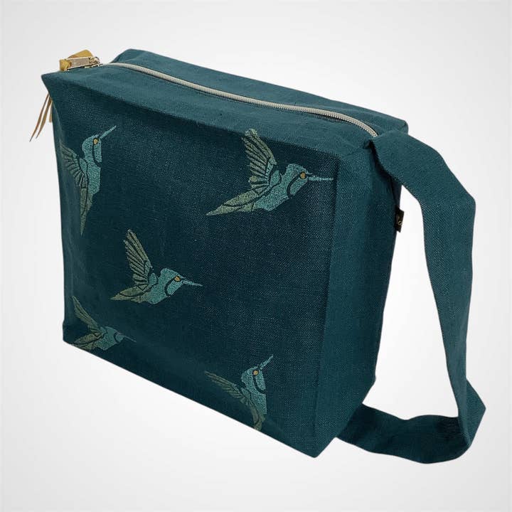 Vaskepose i turkis hør med kolibrier for engroshandel hos Raina Atelier