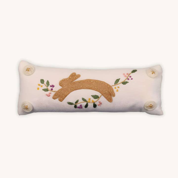 Kit da ricamo Running Running Rabbit Pin Cushion per la vendita all'ingrosso da parte di THE POSY COLLECTION