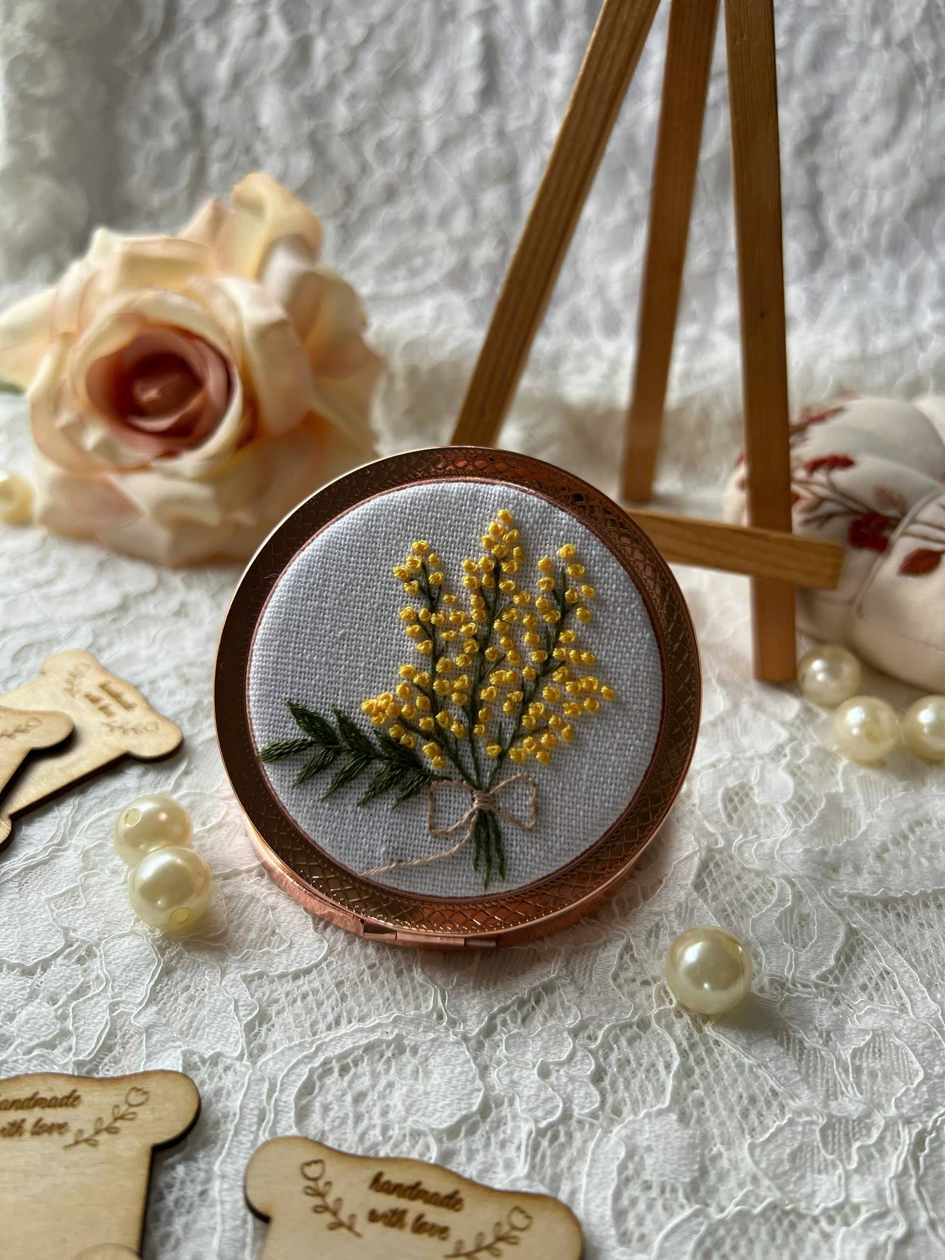 Maple Dream Store – Engroshandel Kompaktspejl – Lomme-spejl med vintage blomstermotiv, håndbroderet24