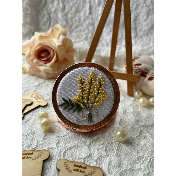 Maple Dream Store – Engroshandel Kompaktspejl – Lomme-spejl med vintage blomstermotiv, håndbroderet24