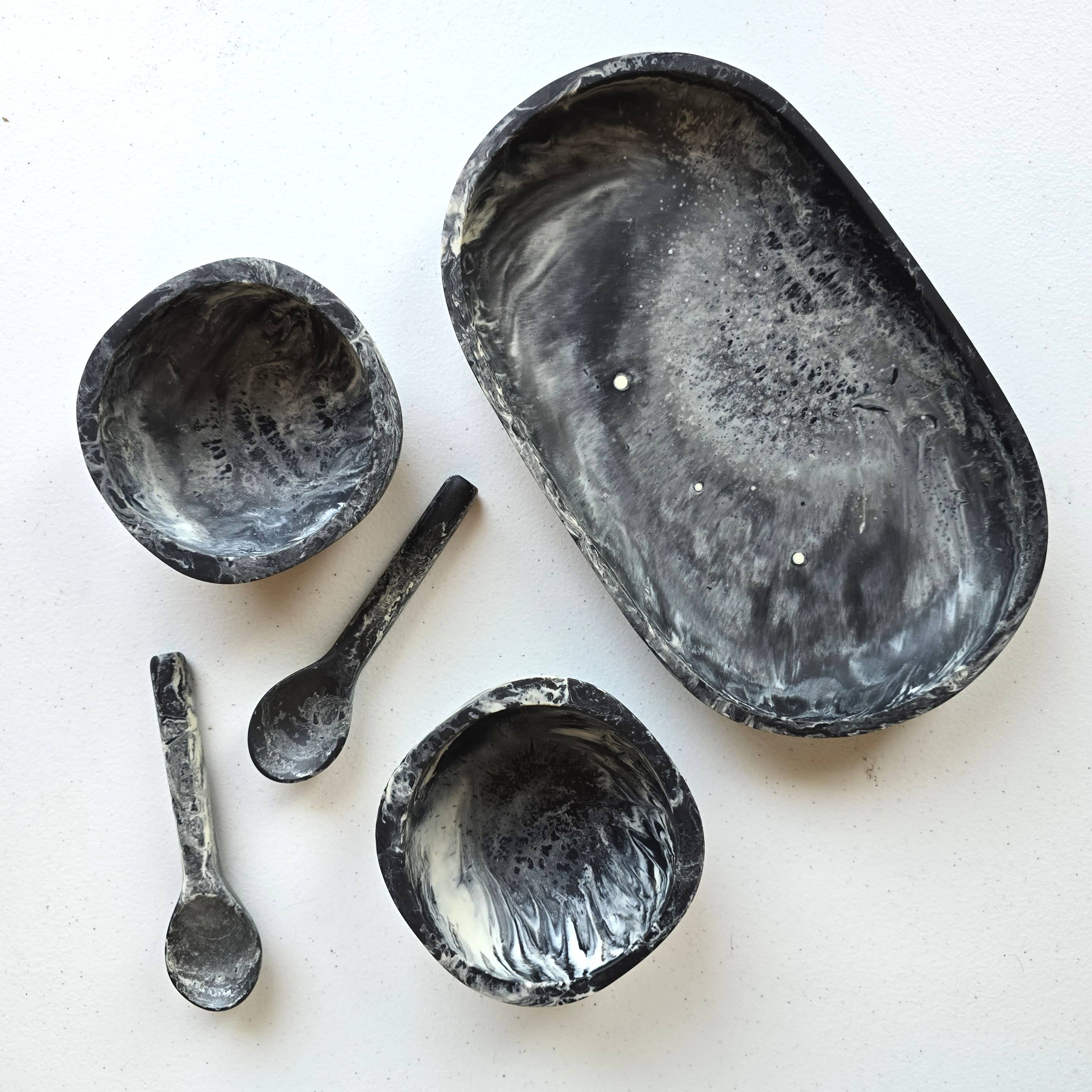 Gibb & Daan – Engroshandel Serveringsbakke – Lille serveringsbakke med 2 skåle og skeer - Håndhældt harpiks24