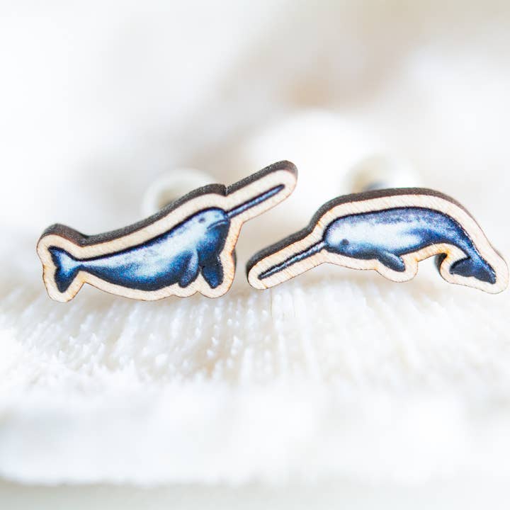 Boucles d'oreilles en bois Narhwal, clous écologiques en titane pour la vente par The Slug And Kraken