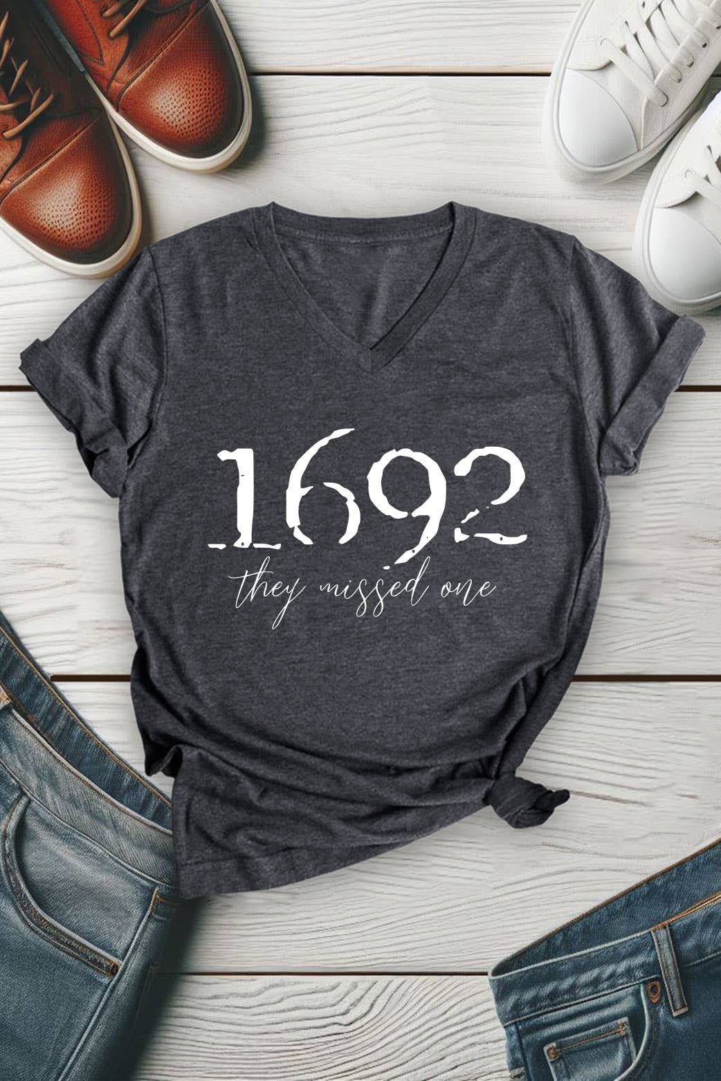 Top Avenue – Großhandel T-Shirt (Grafikdruck) – Unisex – 1692 They Missed One, Halloween, Unisex-T-Shirt mit V-Ausschnitt9