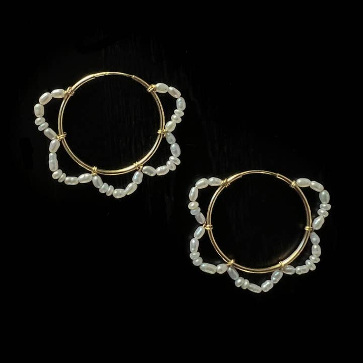 Flora Pearl Hoops for engroshandel hos Eastwood Studios