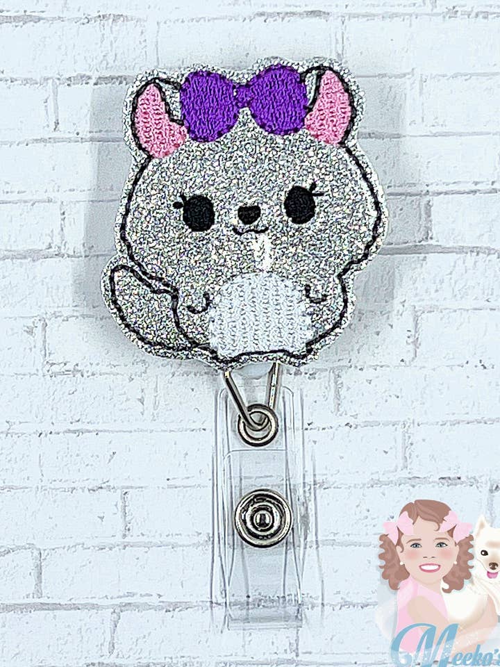 Porte-bobine d'insigne en forme de chinchilla pour infirmières et enseignants pour la vente par Meeko’s Must Haves