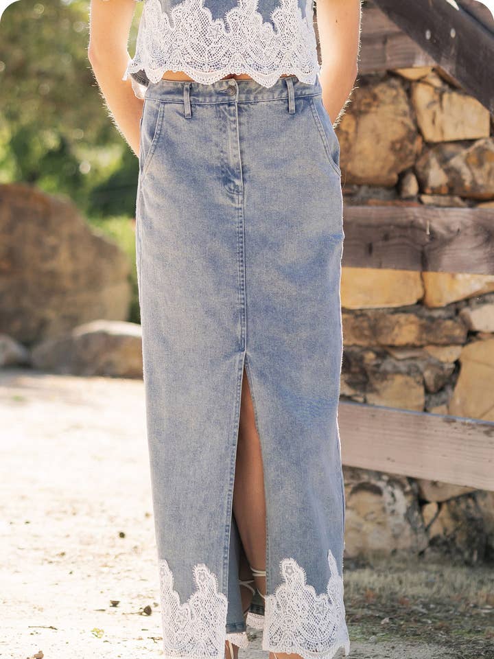 Jupe longue en jean à bordure en dentelle pour la vente par Strut & Bolt