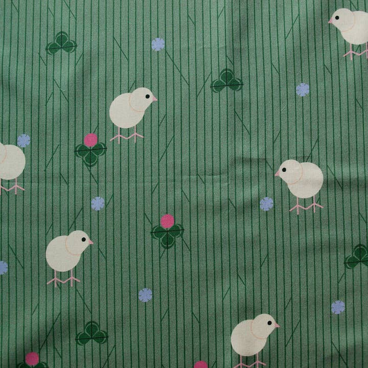 Parade de poussins en popeline pour la vente par Birch Fabrics