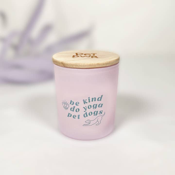 Pet Pwr Srls – wholesale Burkljus – Lila ljus ”Gör yoga, var snäll, hundar” 🧘♀️