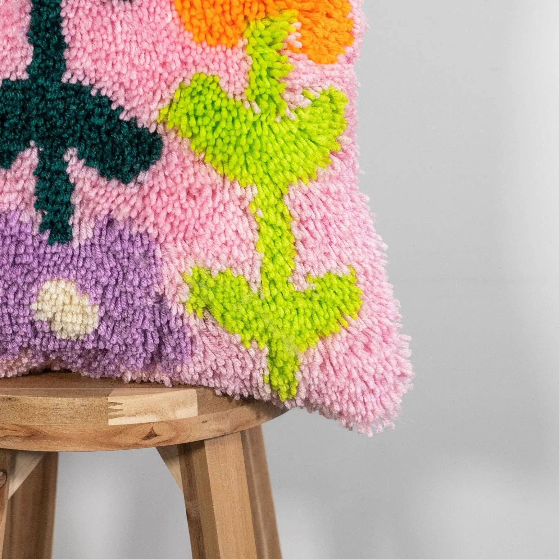 Craft Club - Wholesale Craft Sewing Kit - BRIGHT PICK OF THE BUNCH - Latch Hook Cushion Kit10