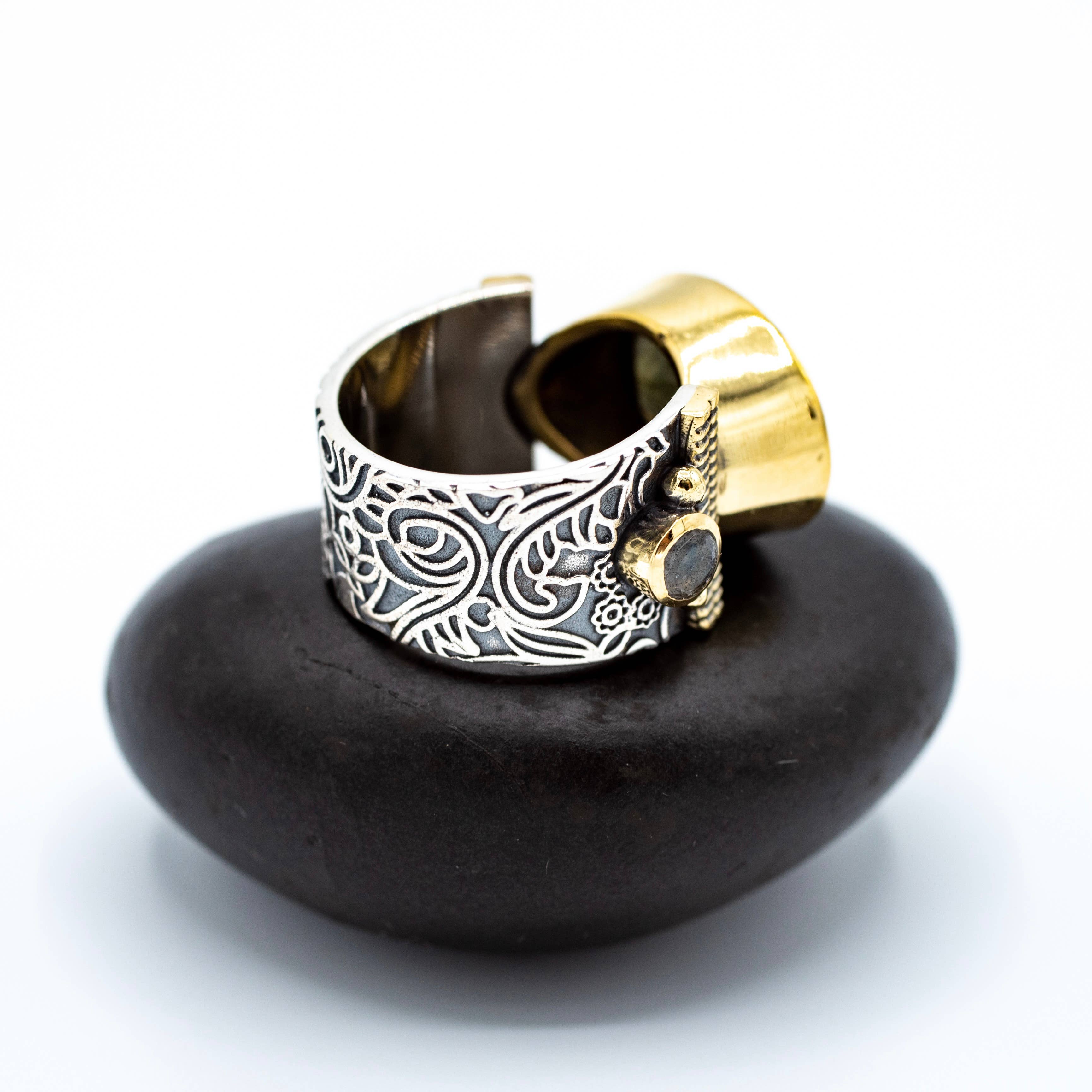 Baizaar - Wholesale Cocktail/Statement Ring - Sterling Silver Labradorite Cocktail Ring with Brass Accents2