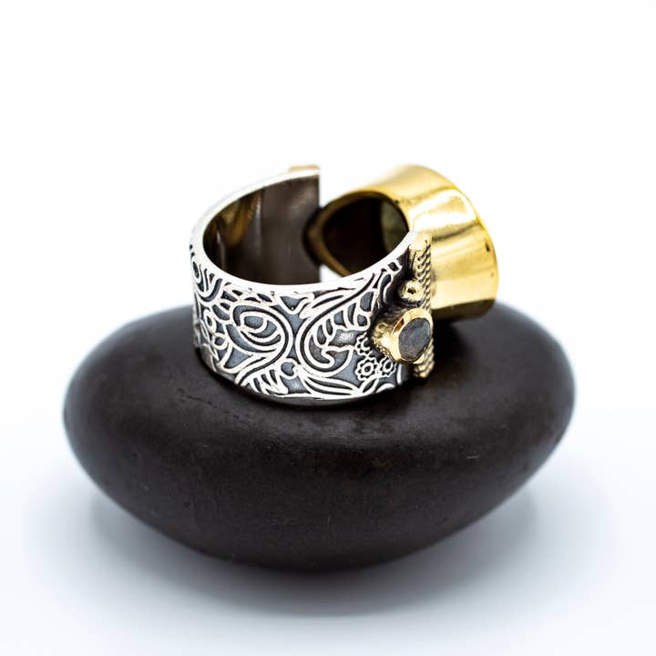 Baizaar - Wholesale Cocktail/Statement Ring - Sterling Silver Labradorite Cocktail Ring with Brass Accents2