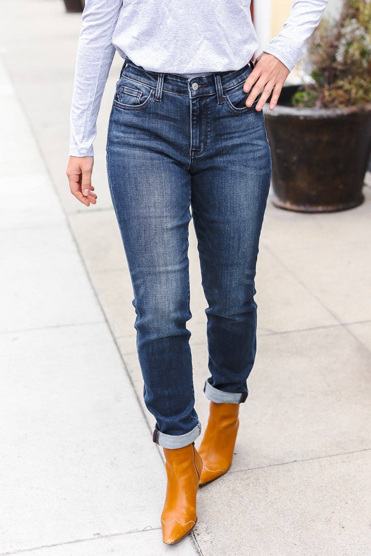 Promenade - Vente Jean – femme - Jeans Judy Blue Dark Wash à taille moyenne à revers et coupe ajustée (lot ouvert)5