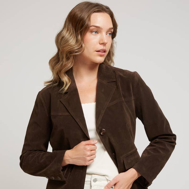 WHITNEY - Blazerjasje met verouderd leereffect en andere Leren kleding wholesale inkopen. Gratis retourzendingen en een 60-dagen netto betalingstermijn op Faire.com trends op Faire.