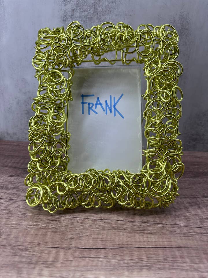 Moldura fotográfica em arame “Loops” (janela de 5" x 7") Cor Citron por atacado de Frank Steil San Francisco