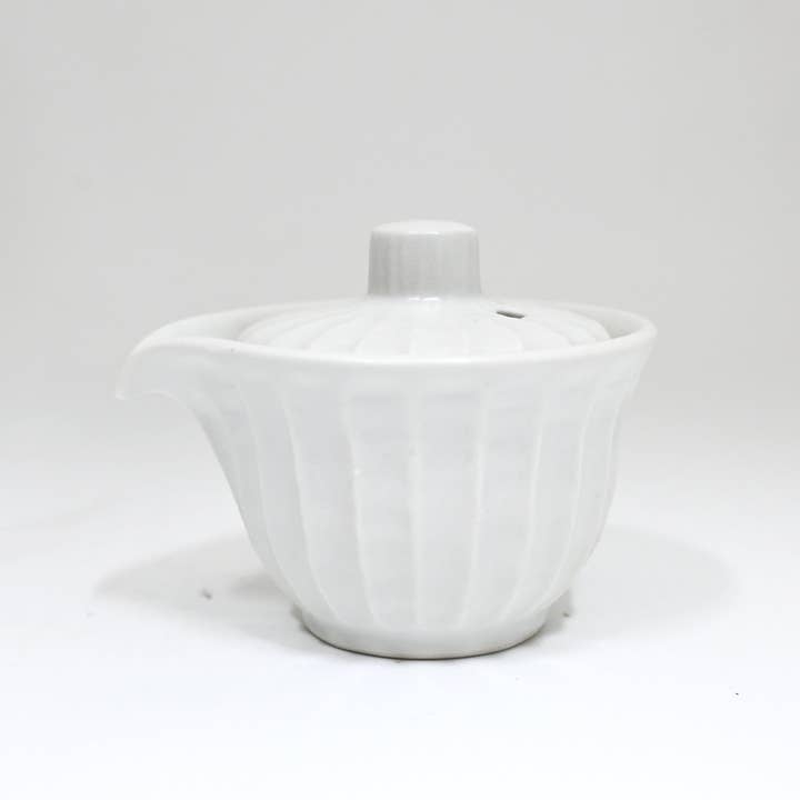 Urban Tokyo - Wholesale Oil/Vinegar Dispenser - Minoware Soy Sauce Dispenser with Lid Bottle Matte White JP (1/60)4