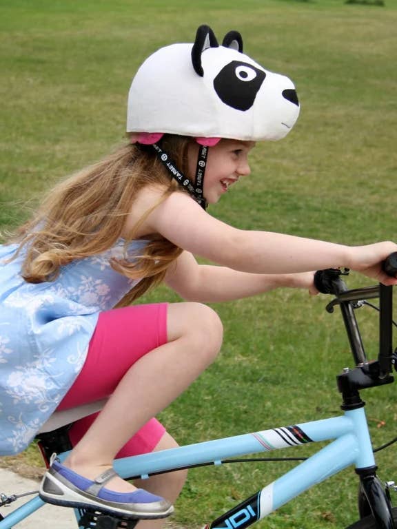 Couvre-casque panda ludique pour vélo, roller, trottinette, équitation et ski pour la vente par Happy Headbangers Club