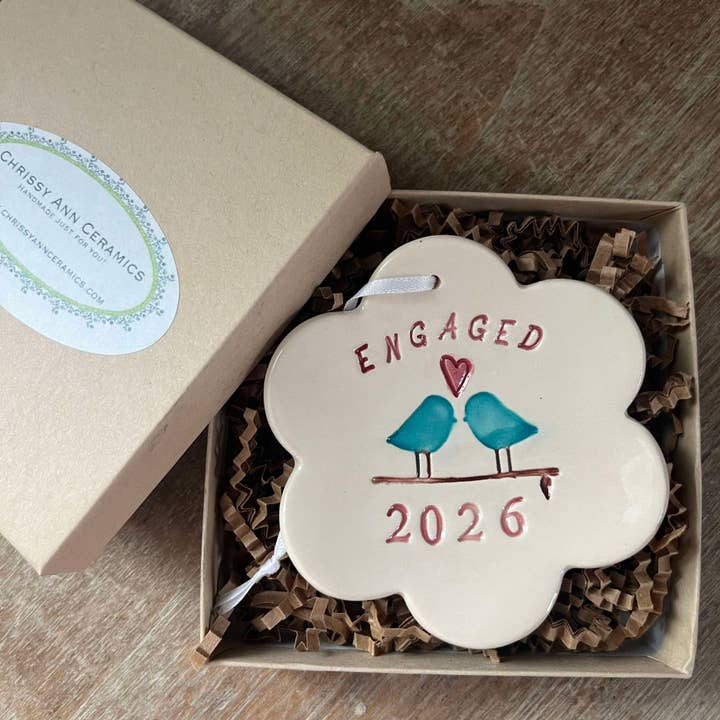 Ornement de fiançailles en céramique - Love Birds | Poterie artisanale pour la vente par Chrissy Ann Ceramics