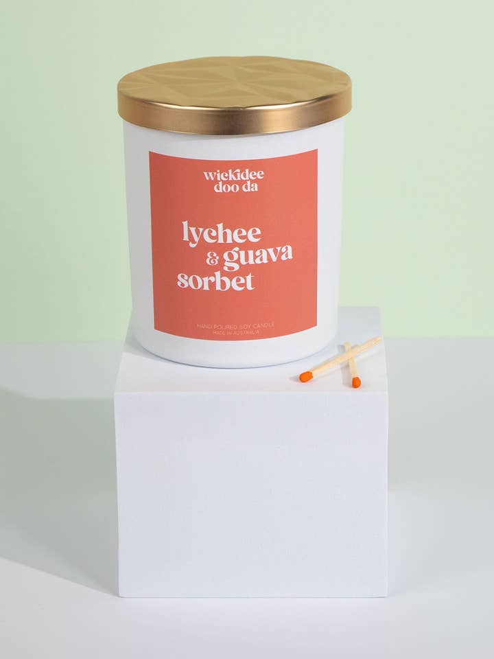 Lychee & Guava Sorbet Soy Candle | Large for engroshandel hos Wickidee Doo Da