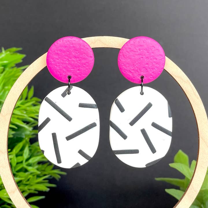 Boucles d'oreilles pendantes ovales en argile polymère avec paillettes blanches et noires pour la vente par Kay Jay Clay