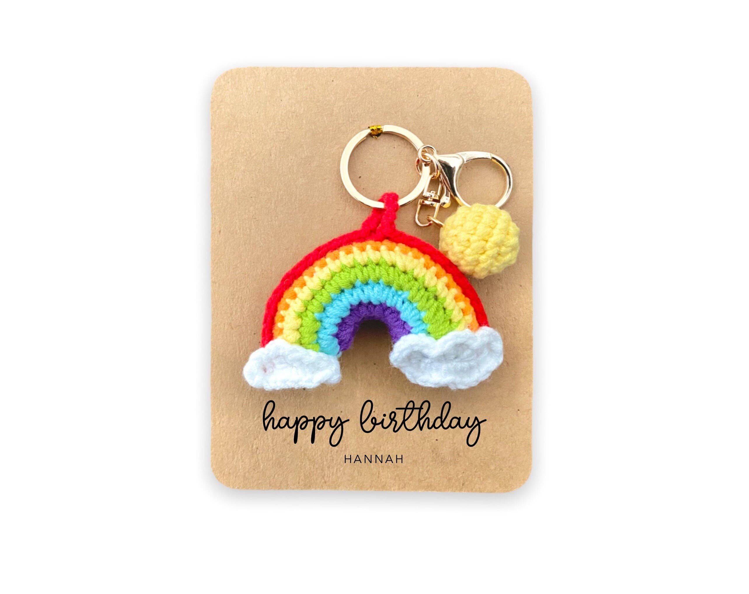 Fifi's Handcrafted – Porta-chaves - Mulher por atacado – Porta-chaves Rainbow Presente Aniversário personalizado, Porta-chaves Feliz Aniversário, Porta-chaves Rainbow artesanal, Presente de Aniversário, Ideia de Presente0