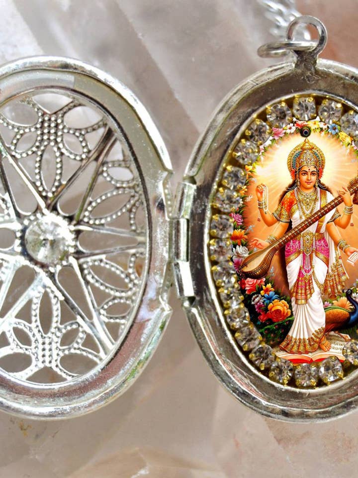 Saraswati Vandana Doddess Collier à médaillon fait main Bijoux hindous pour la vente par MariaSantissimaShop