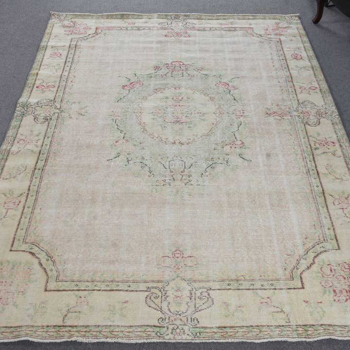 Alfombra Floral Beige Hecha a Mano, 6.4x9.6 Pies Estilo Clásico para venta al por mayor de Vintage Rugs Loom