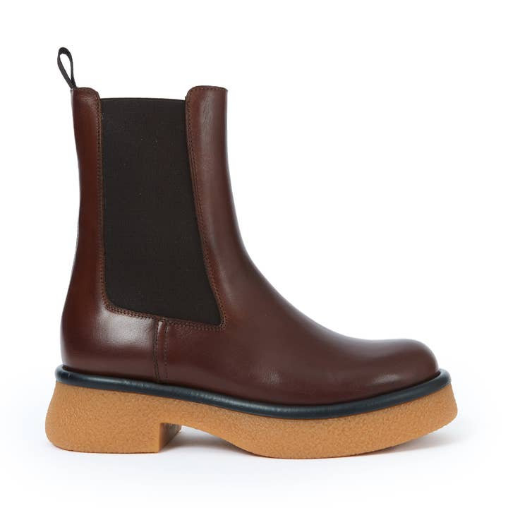 Botas Chelsea color caoba para mujer. Fabricadas en Italia para venta al por mayor de Frank Daniel