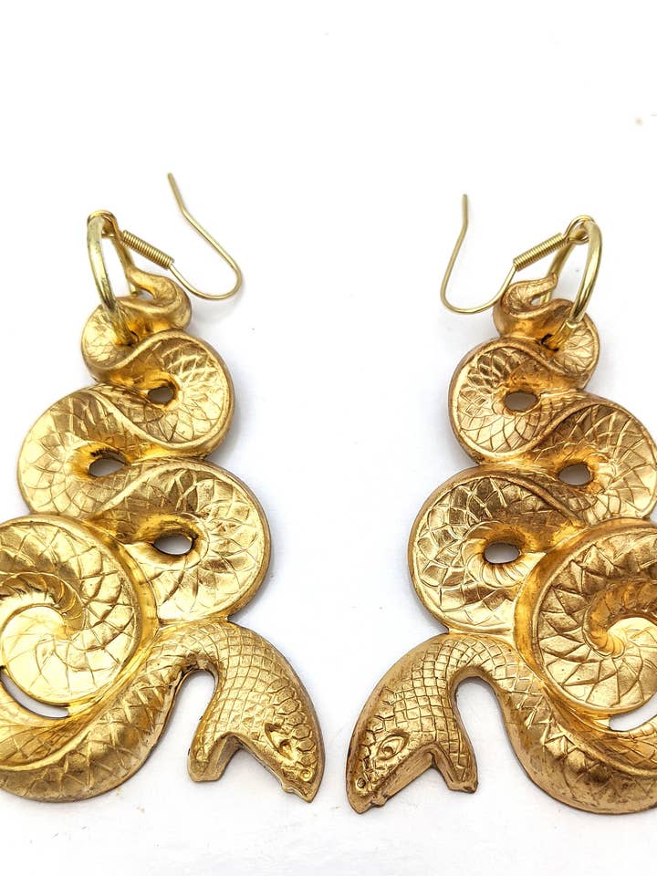 Grandi orecchini a forma di serpente in ottone sinistro e destro, sacchetti regalo Gay Isber, 100% prodotti negli Stati Uniti per la vendita all'ingrosso da parte di Gay Isber Designs