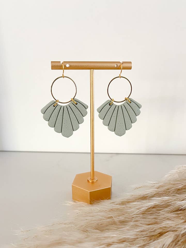 Pendiente de arcilla | Colgante en forma de abanico de color verde salvia para venta al por mayor de Kush Life Designs