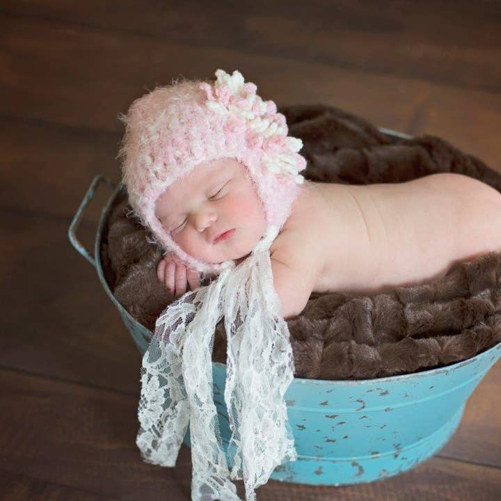 Bonnet cadeau de bébé Héritier fait main en crochet rose avec dentelle pour la vente par The Daisy Baby LLC
