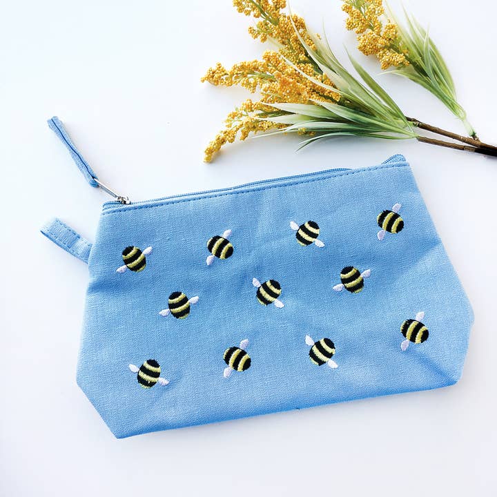 Petite trousse à cosmétiques Bee (bleue) | Just Trade pour la vente par WorldFinds