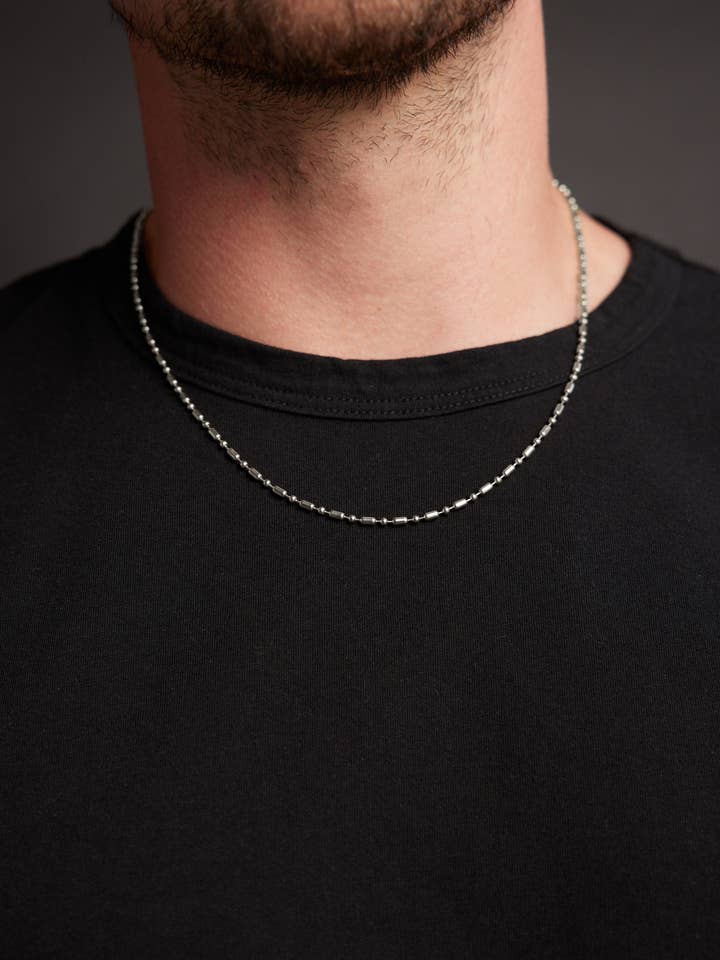 Collier à chaîne minimaliste imperméable en acier inoxydable 316 de 2,5 mm pour la vente par We Are All Smith