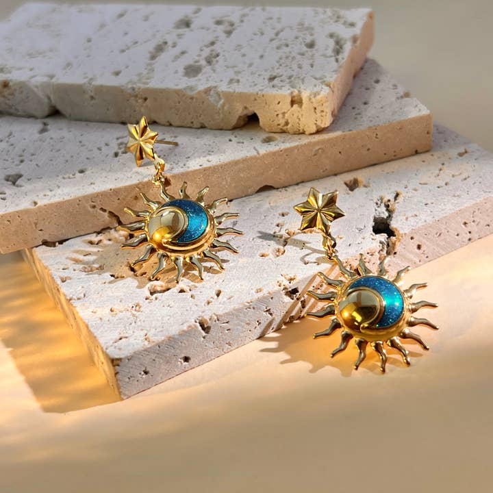 COSMOS – Brincos de argola por atacado – Brincos pendentes em aço com esmalte e motivo de sol