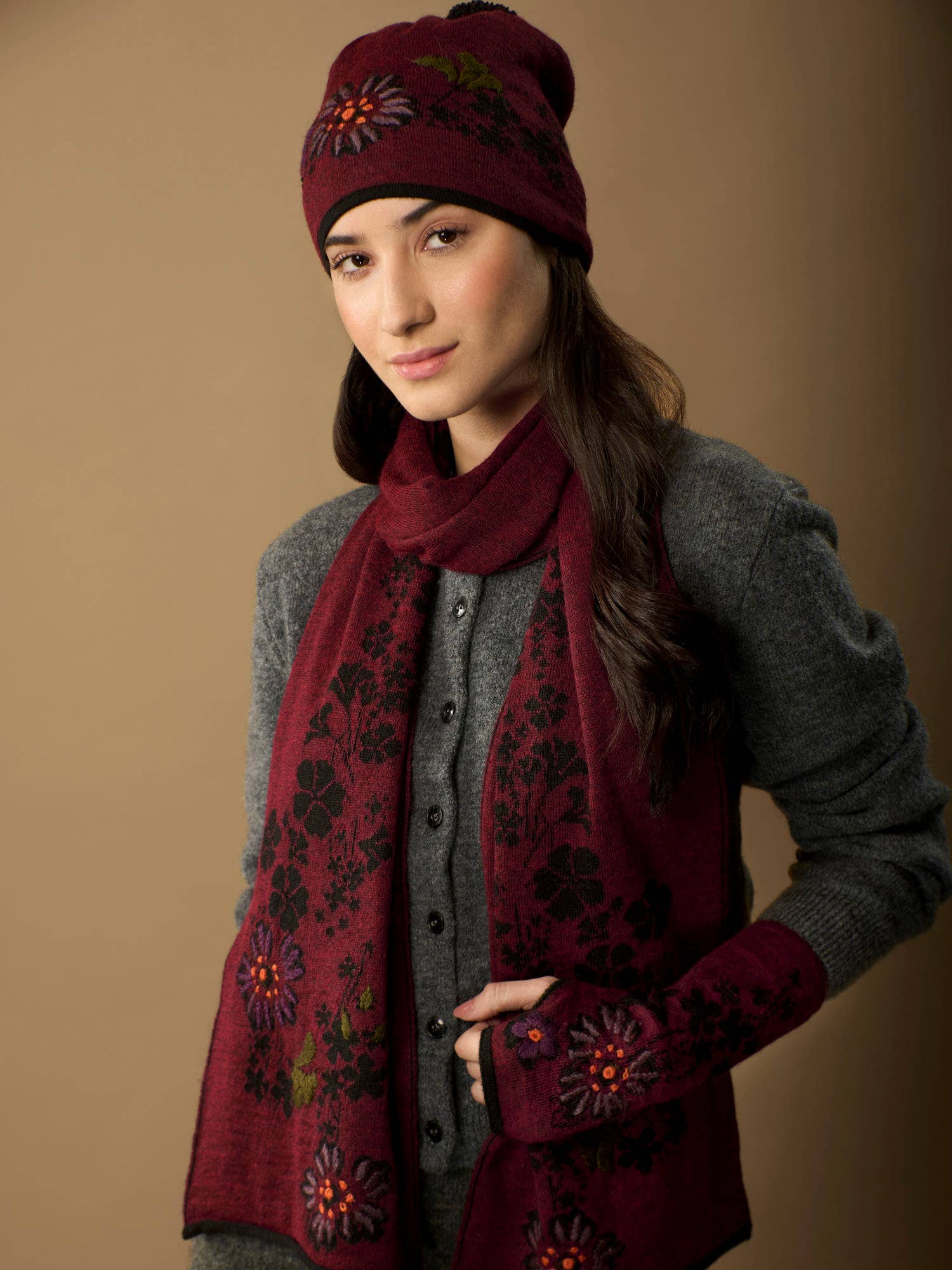 WUAMAN - Alpaca - Vente Écharpe – femme - Écharpe Julia en alpaga | Broderie à la main | Automne8