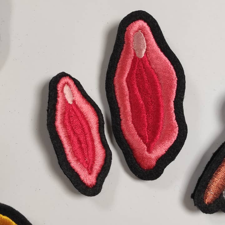 Spilla Modello Vulva « Clit' & Vulva » per la vendita all'ingrosso da parte di Julie Bonnard
