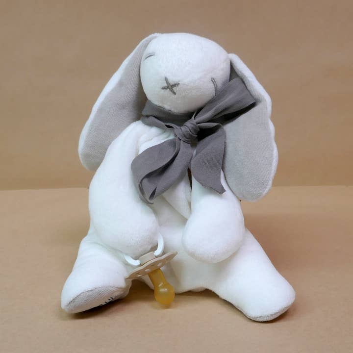 Copertina Coniglietto in Cotone Organico Classico / Giocattolo Coccola - Grigio Cenere *ESAURITO FINO ALLA FINE DI DICEMBRE PREORDINA ORA* per la vendita all'ingrosso da parte di Maud N Lil Organic Cotton