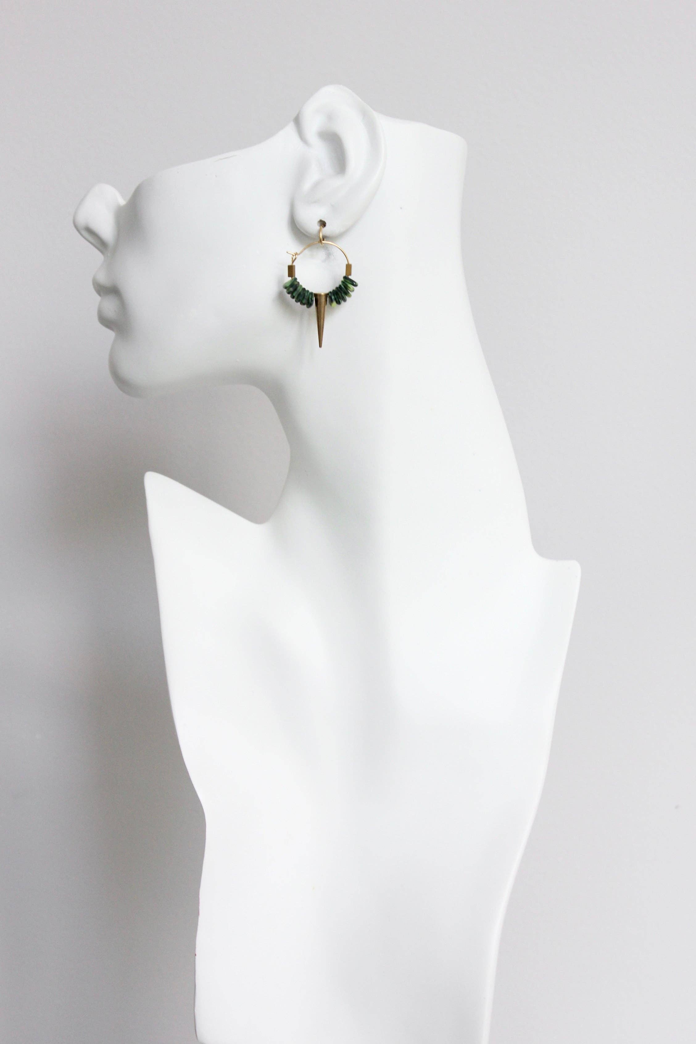 David Aubrey Jewelry – Engroshandel Hoops – FERE05 Små grønne glas- og pigøreringe1