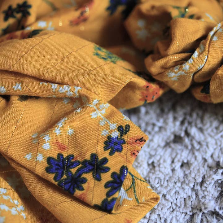 Esmée AccessoriesNco – Großhandel Haargummi – Damen – XXL-Viskose-Haargummi mit Blumen und goldenem Faden, Gelb
