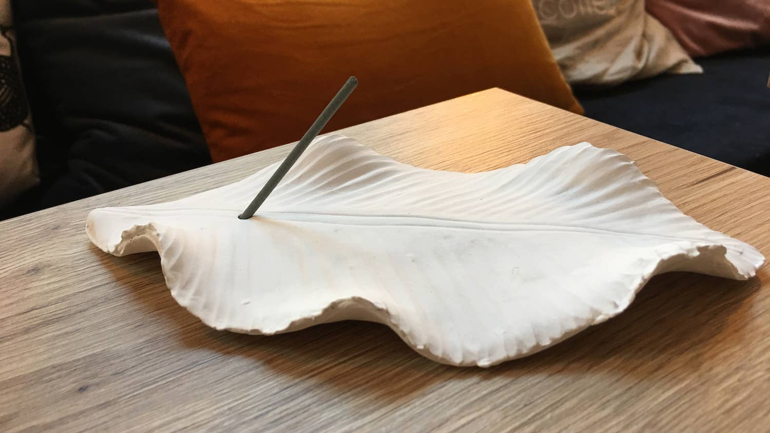 Anoq - Wholesale Incense Holder - Scent burner - White ceramic incense holder - White Leaf3