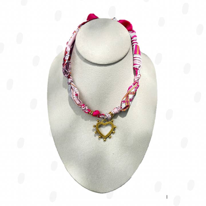 Collar con colgante de pañuelo grande en forma de corazón. para venta al por mayor de Pieces of Blonde